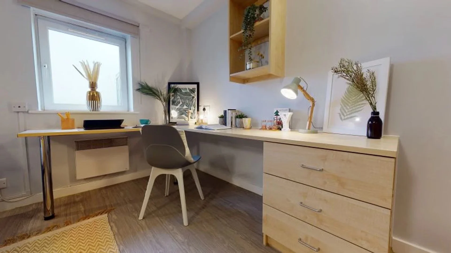 Functional student room perfect for studying in 