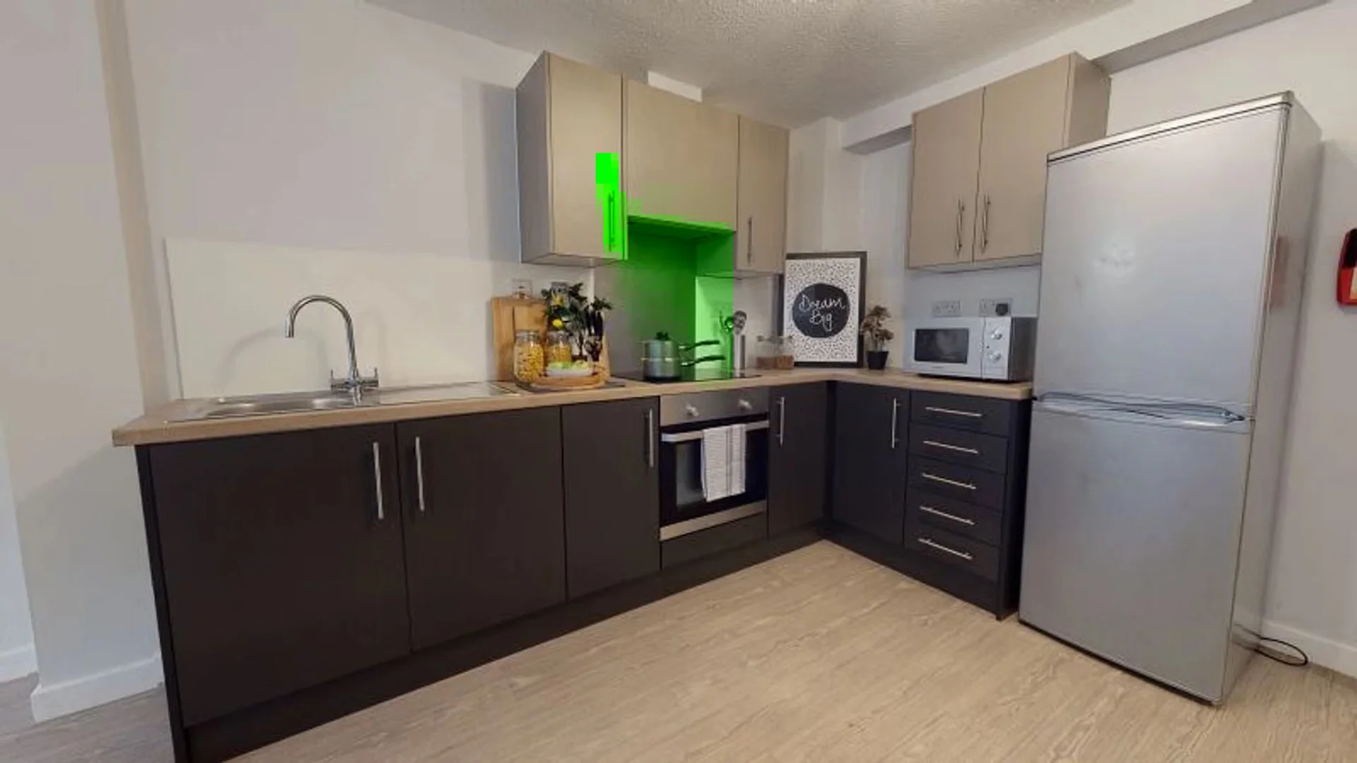 Comfortable and spacious student room in 