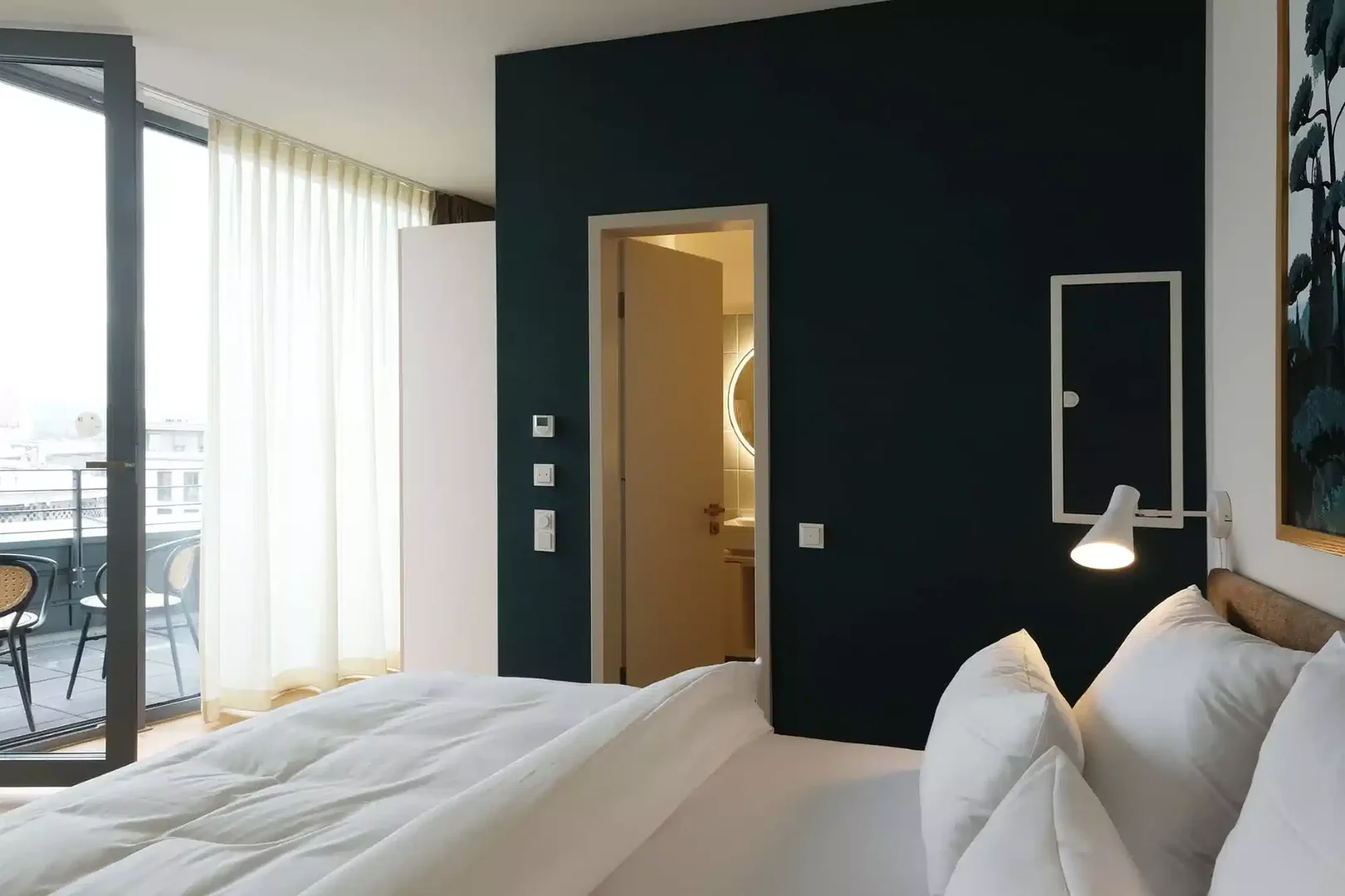 Quarto de estudante em com área de estudo e instalações partilhadas