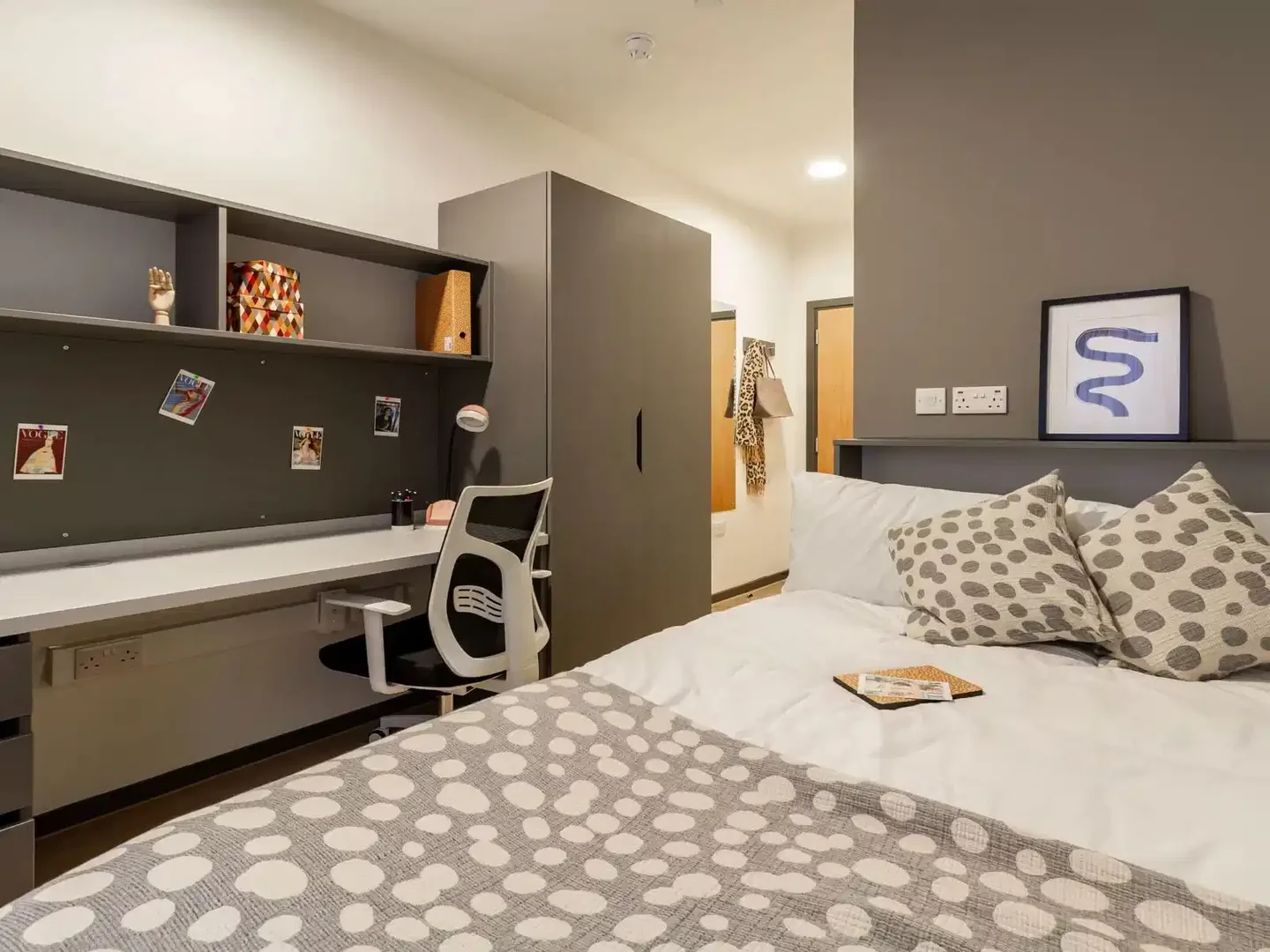 Chambre conviviale pour les étudiants dans  avec des équipements modernes