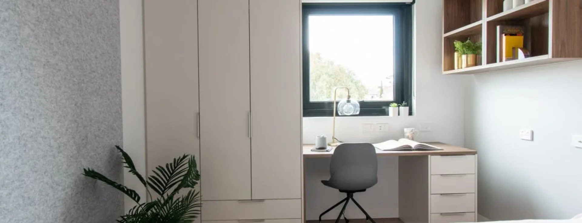 Habitación estudiantil amplia y cómoda en