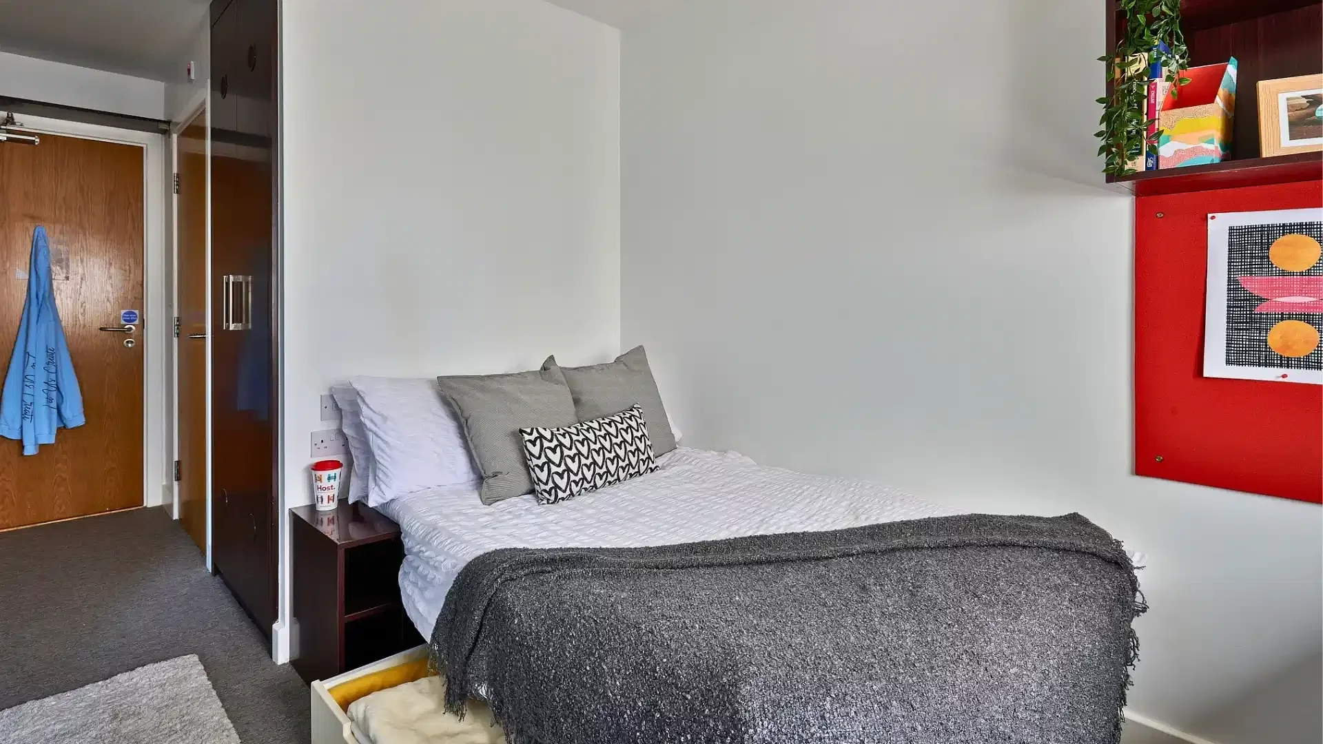 Comfortable and spacious student room in 