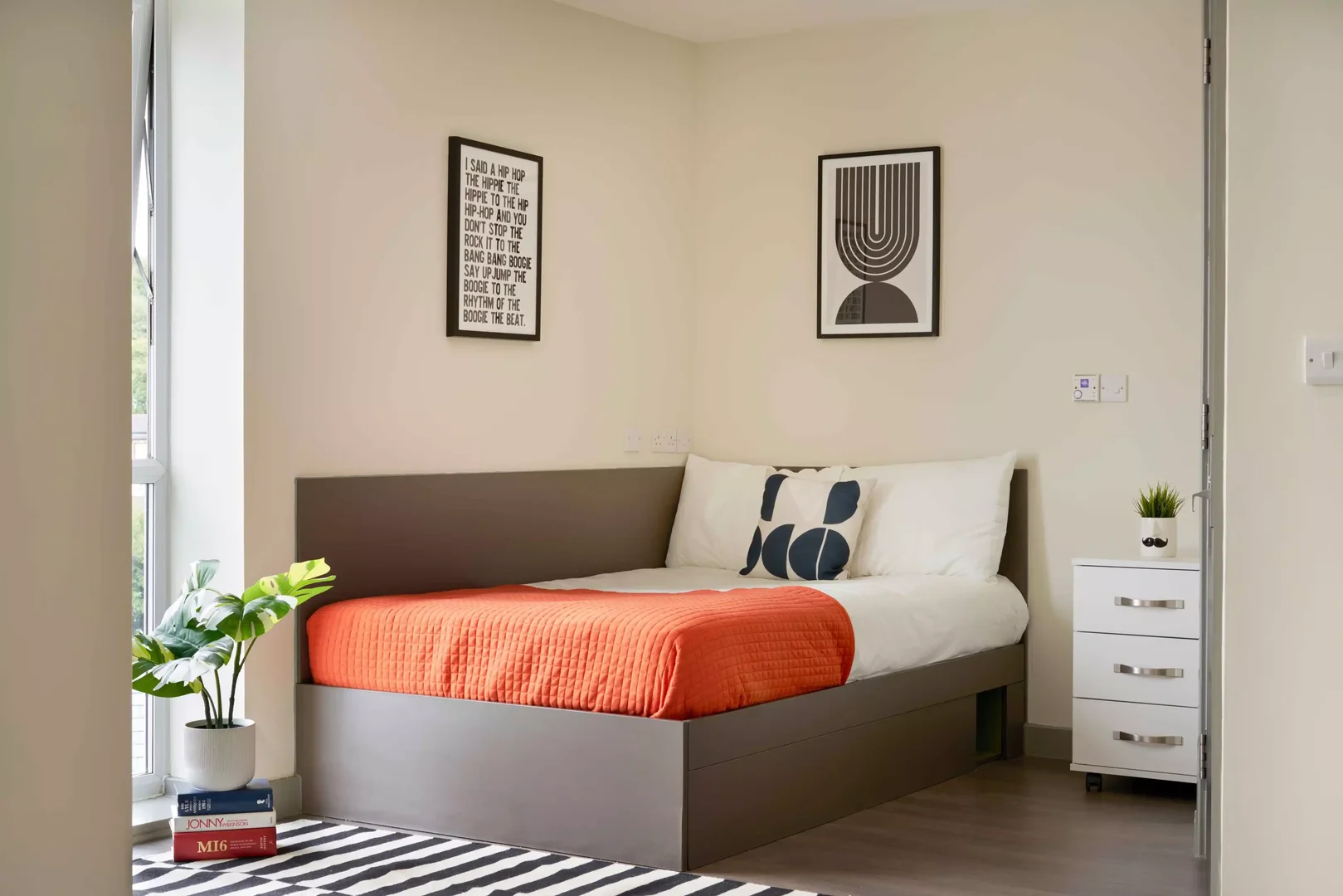 Bright and airy student room with easy university access in