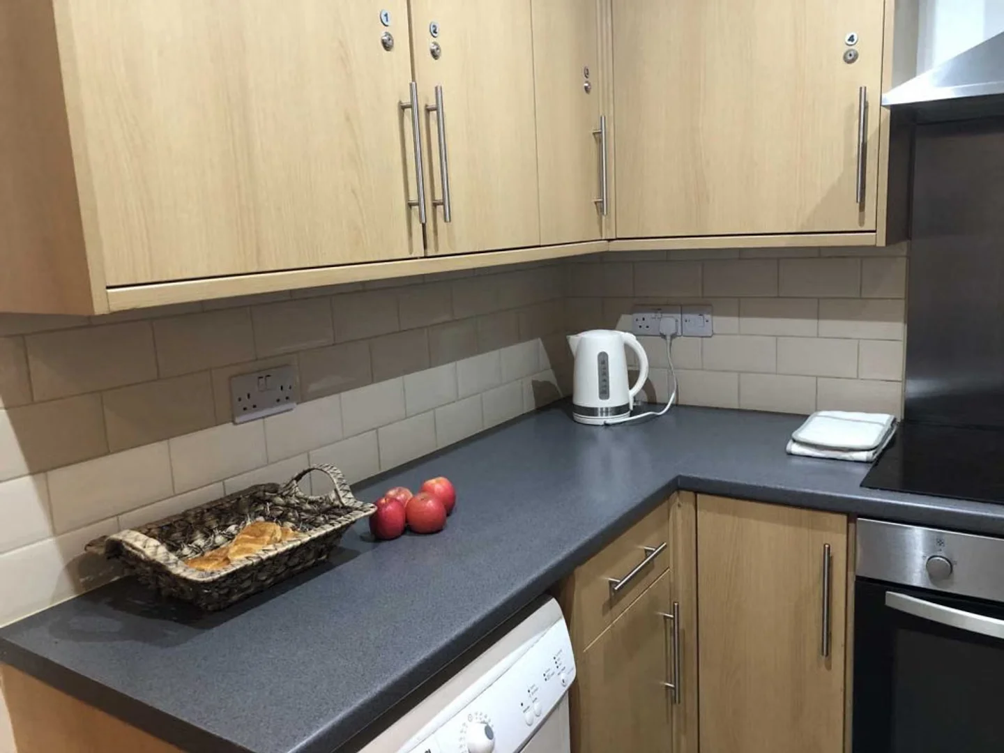 Zimmer in Studentenwohnung in zu vermieten, voll möbliert