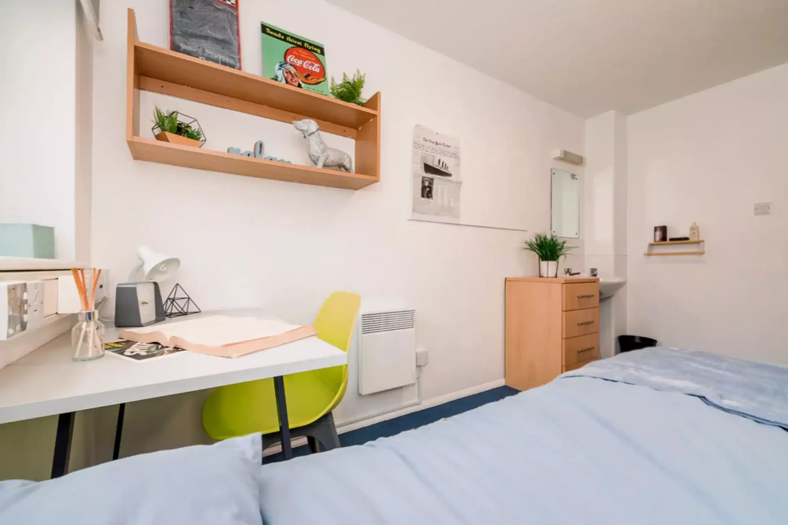 Stanza economica per studenti con ampia illuminazione in 