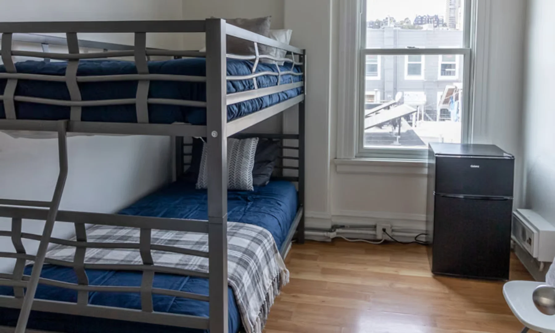 Quarto acessível para estudantes com iluminação ampla em 