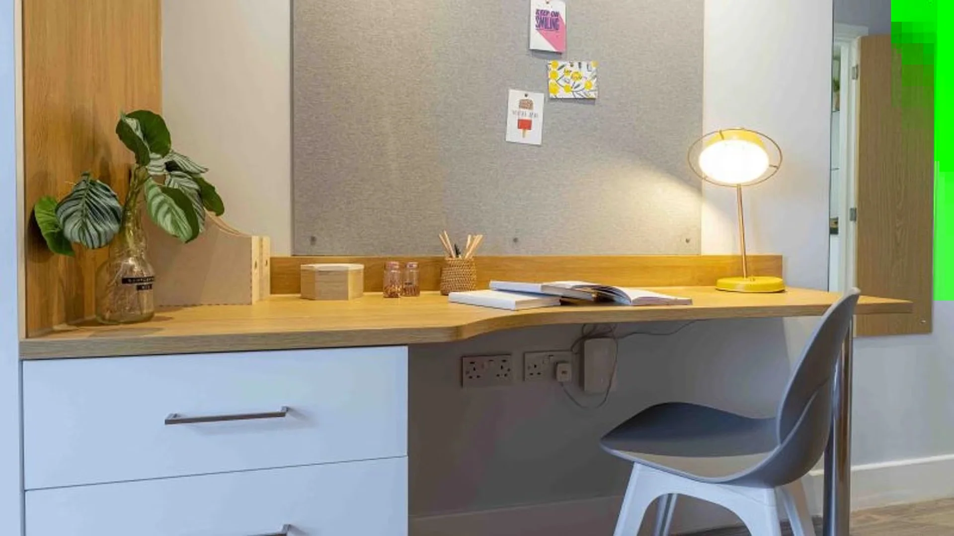 Chambre d'étudiant lumineuse et aérée avec accès facile à l'université dans