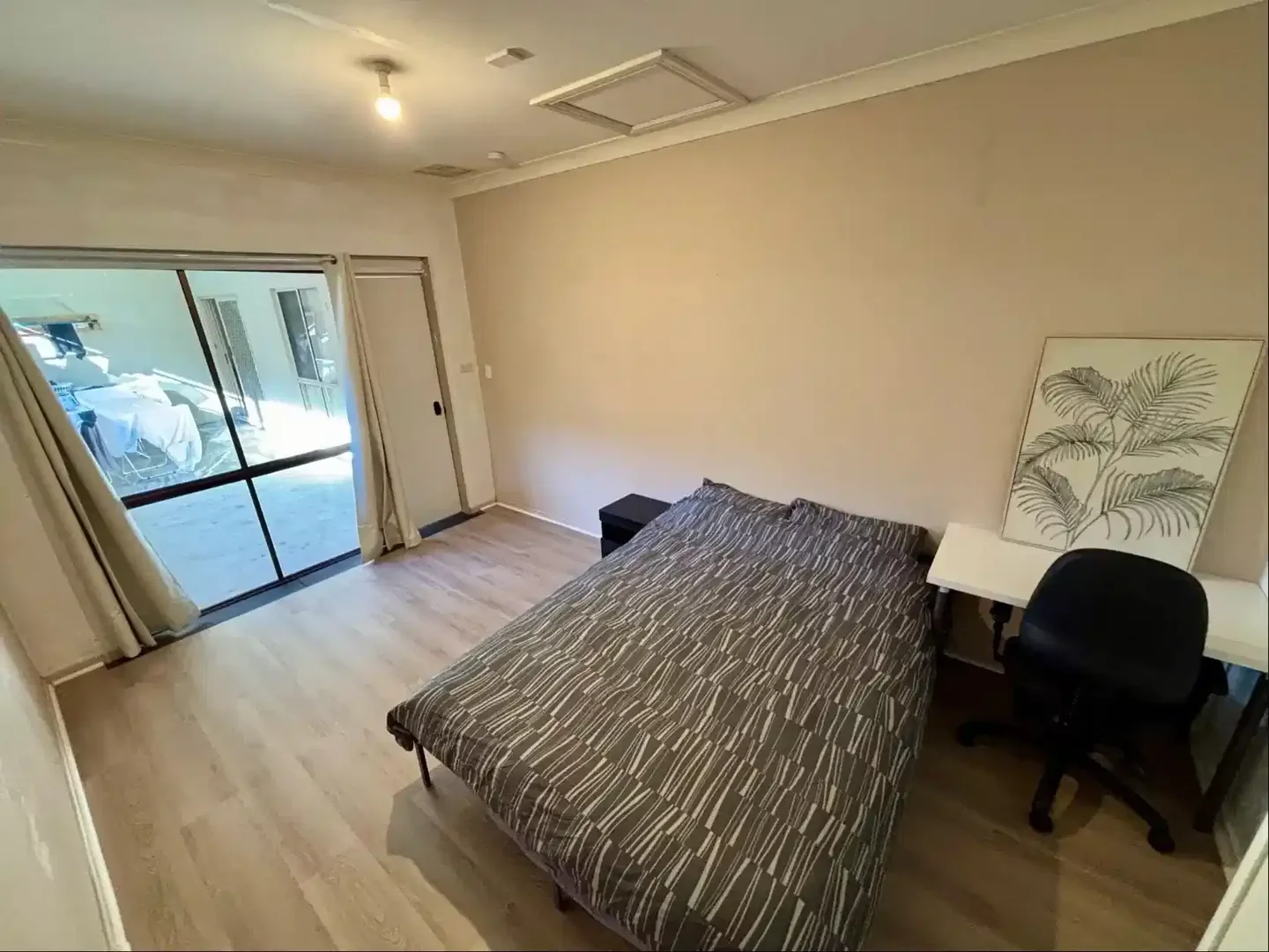 Habitación estudiantil funcional perfecta para estudiar en 