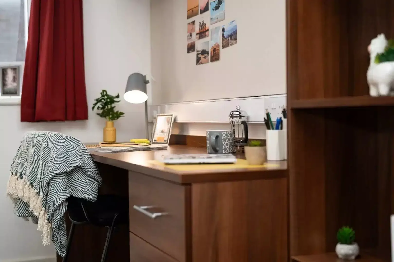 Bezahlbares Zimmer für Studenten mit ausreichender Beleuchtung in