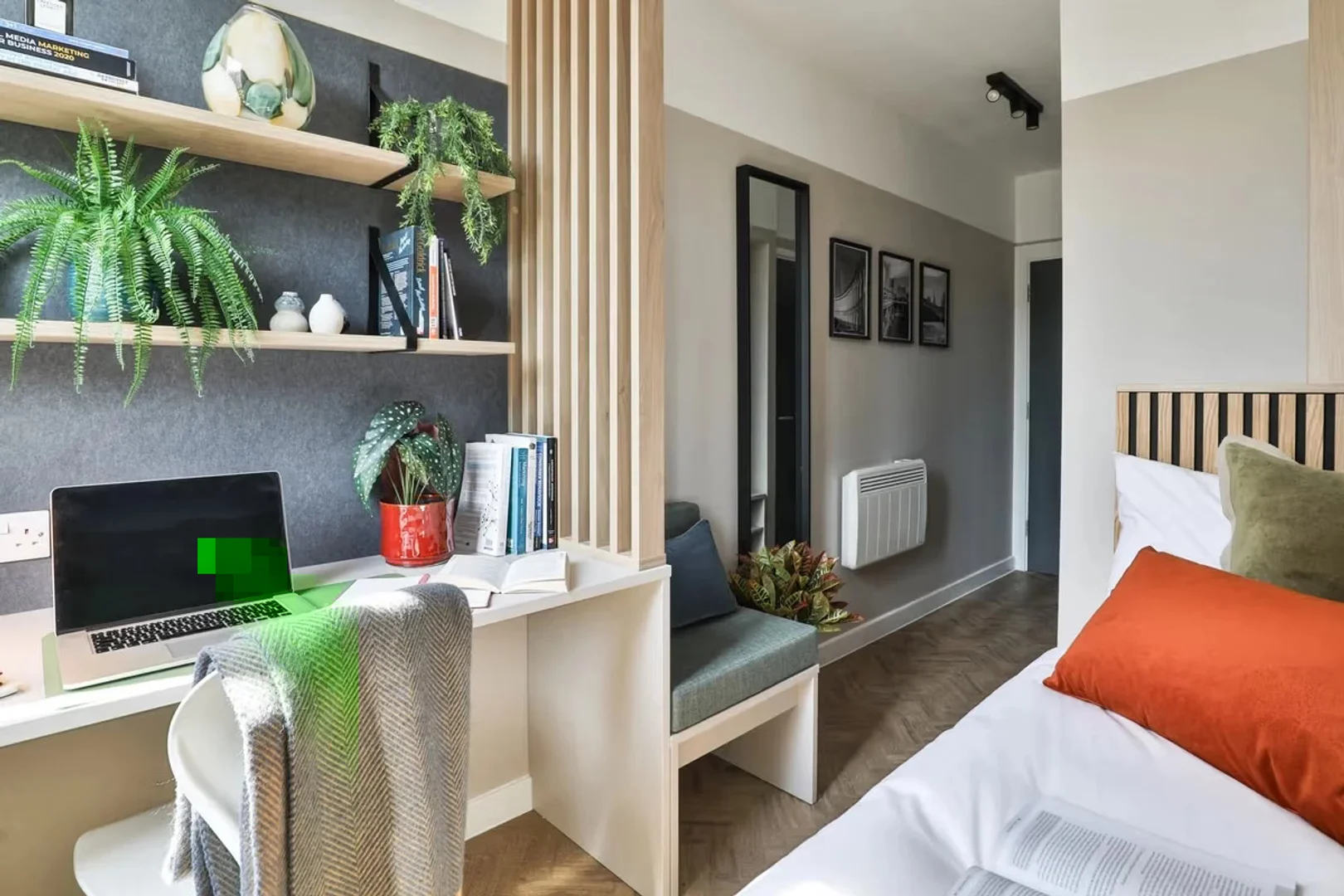 Chambre d'étudiant à  avec espace d'étude et installations communes