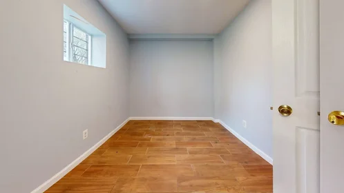 Stanza privata in 13th Street Southeast, immagine 1 di 10