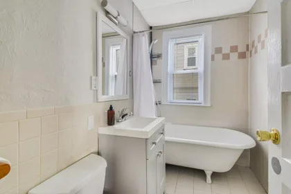 Chambre privée à 02143, image 9 de 49