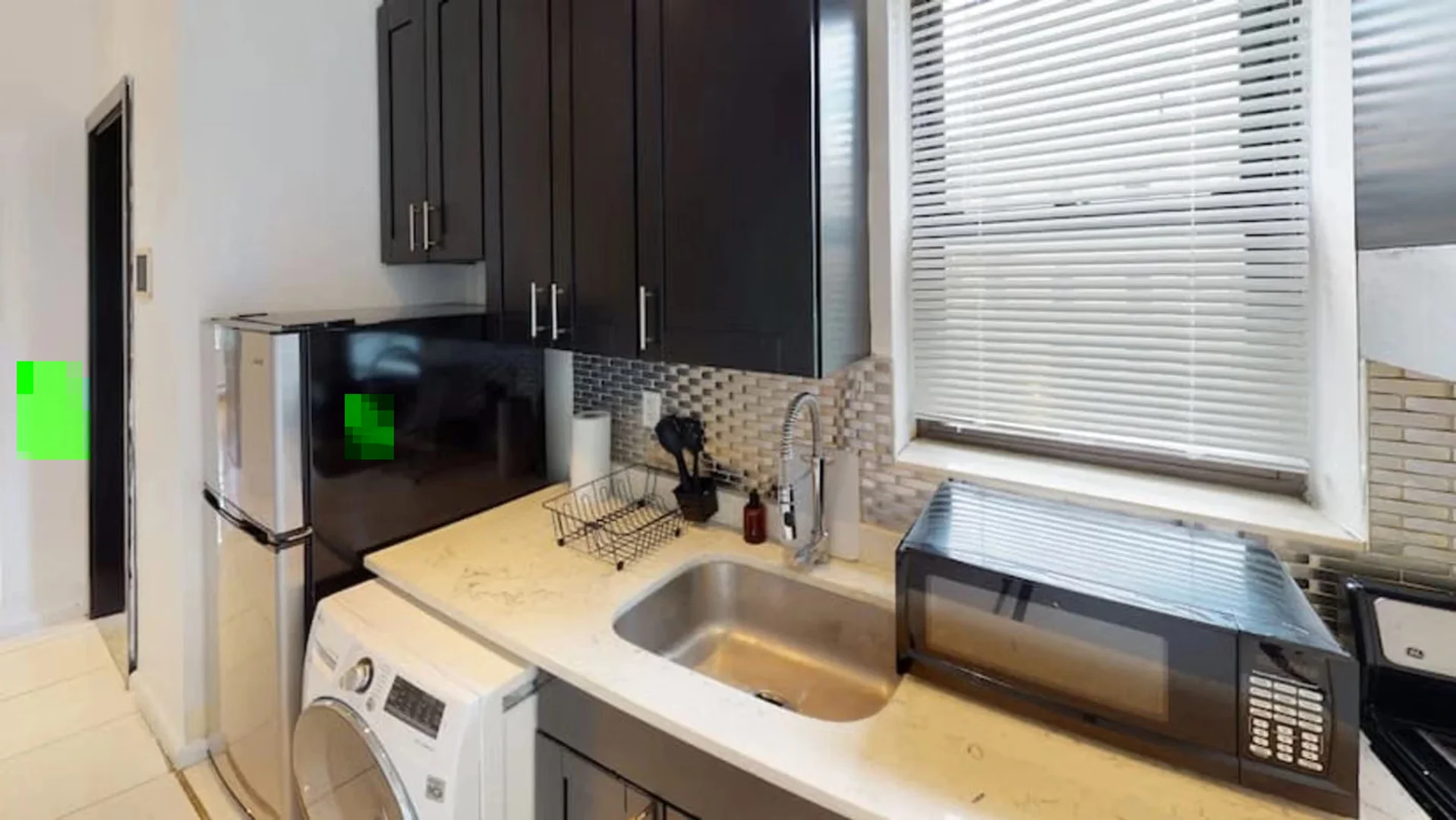 Quarto de estudante em com área de estudo e instalações partilhadas