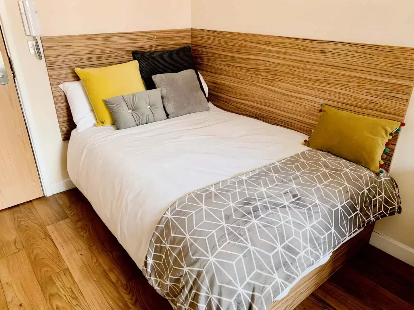 Economical student room with convenient location in