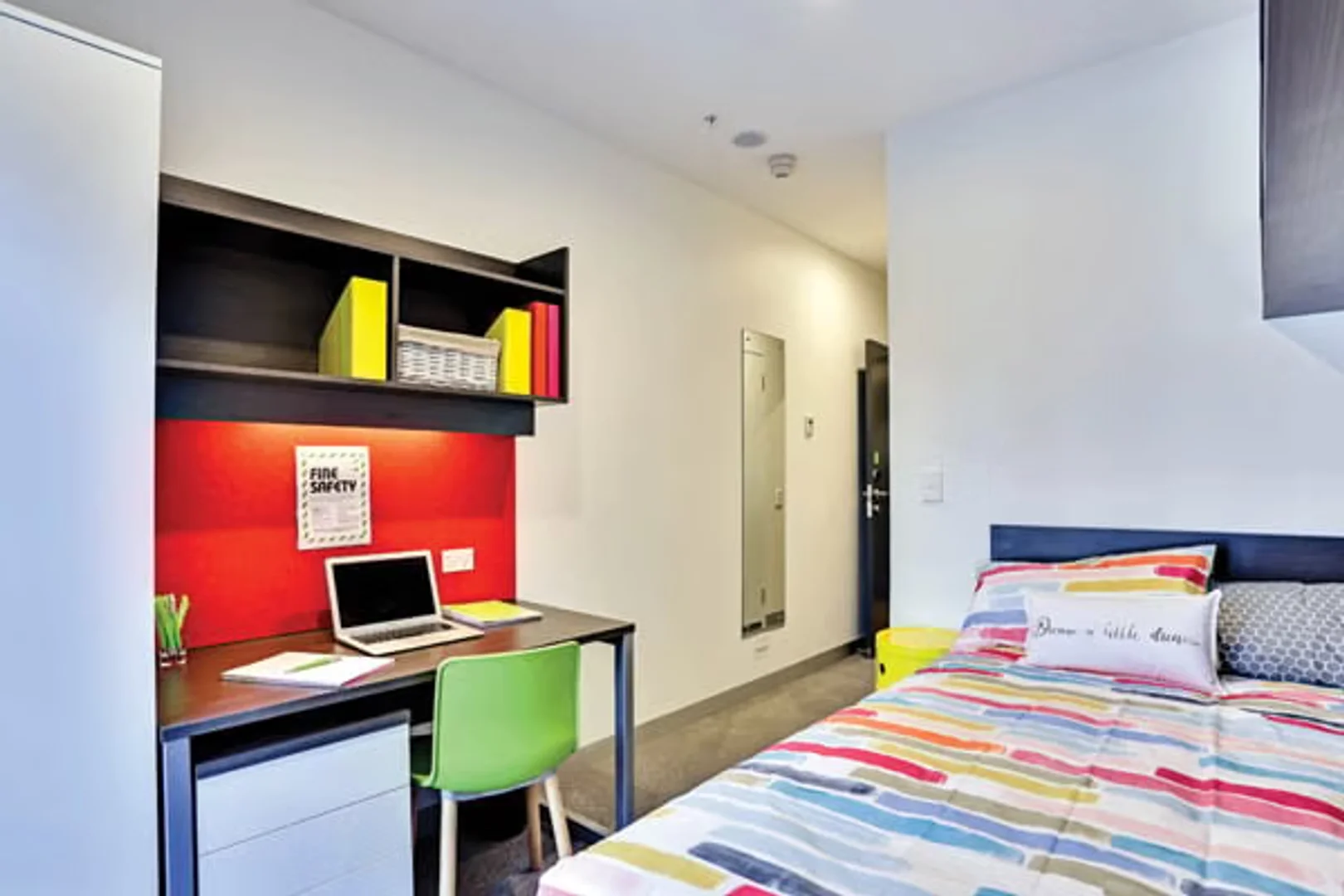 Room for rent in student apartment in , fully furnished