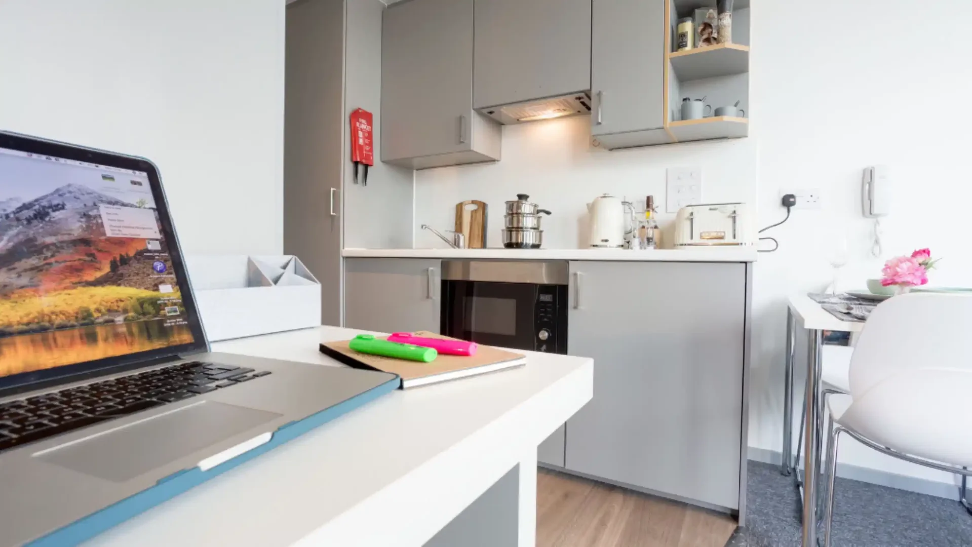 Apartamento estúdio acessível com características essenciais em