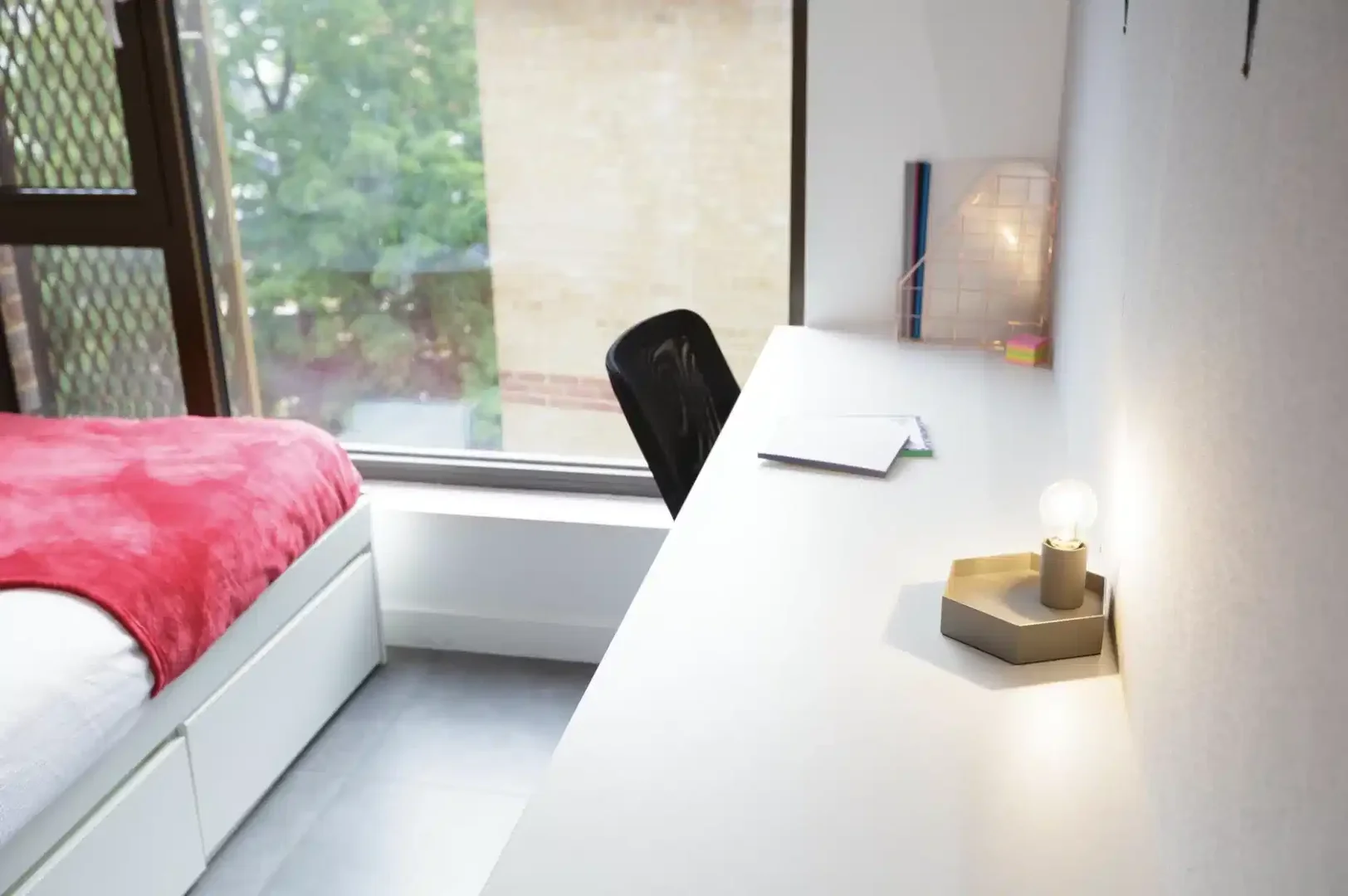 Studentenzimmer in  mit Arbeitsbereich und Gemeinschaftseinrichtungen