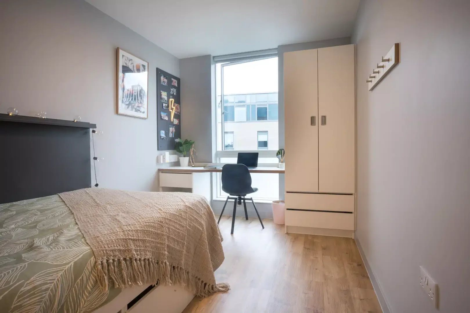 Quarto de estudante em  com área de estudo e instalações partilhadas