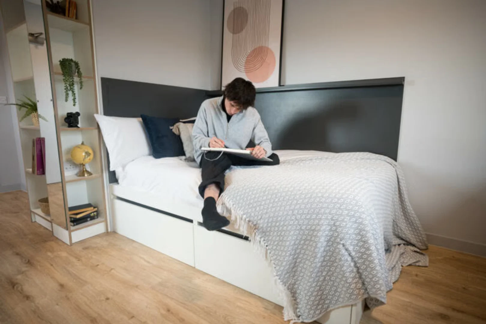 Quarto acessível para estudantes com iluminação ampla em 