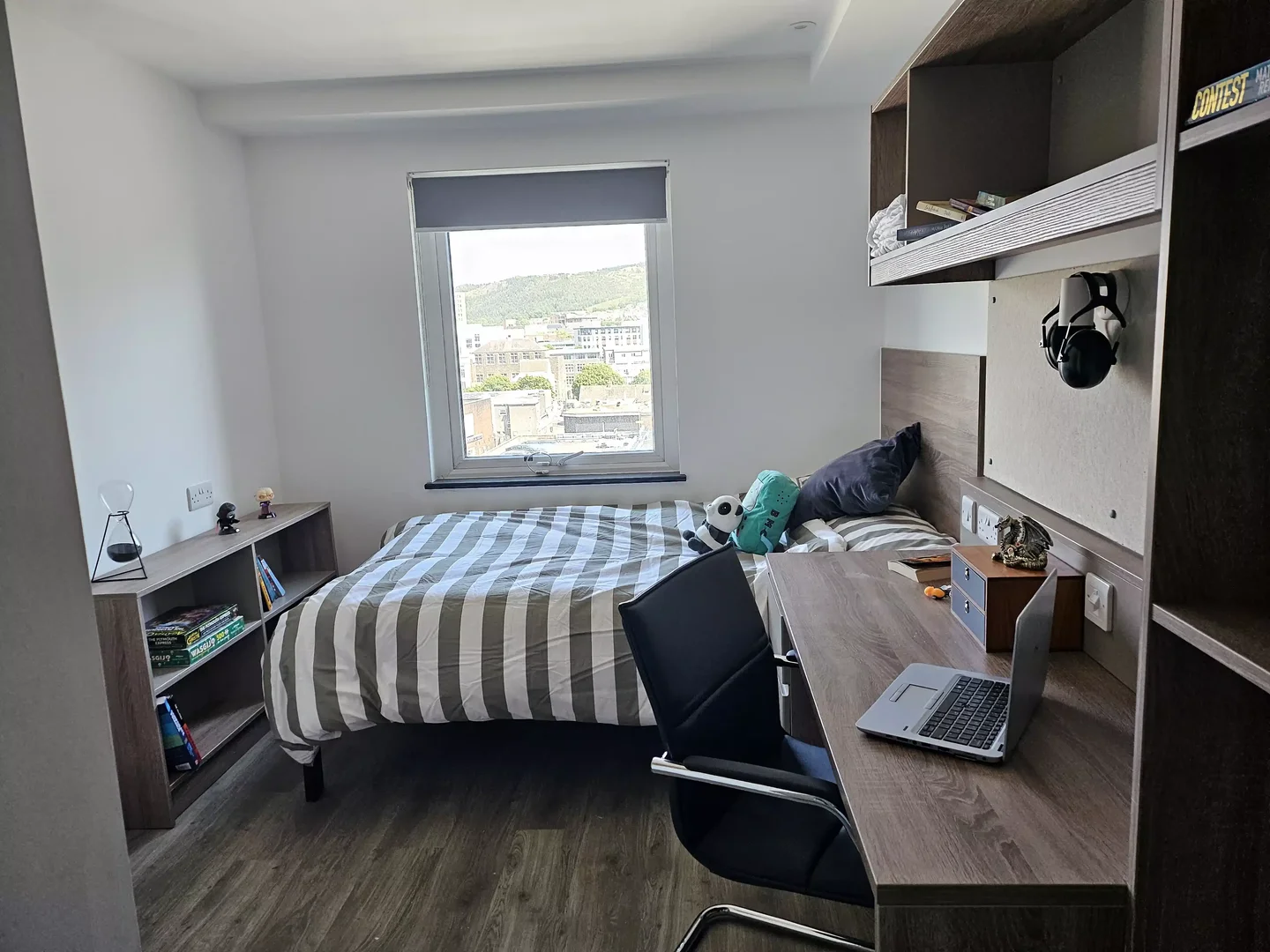 Studentenzimmer in  mit Arbeitsbereich und Gemeinschaftseinrichtungen