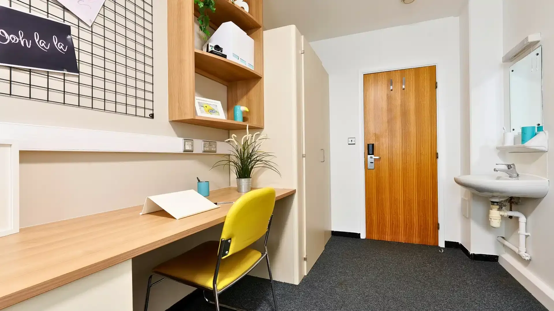 Chambre conviviale pour les étudiants dans  avec des équipements modernes