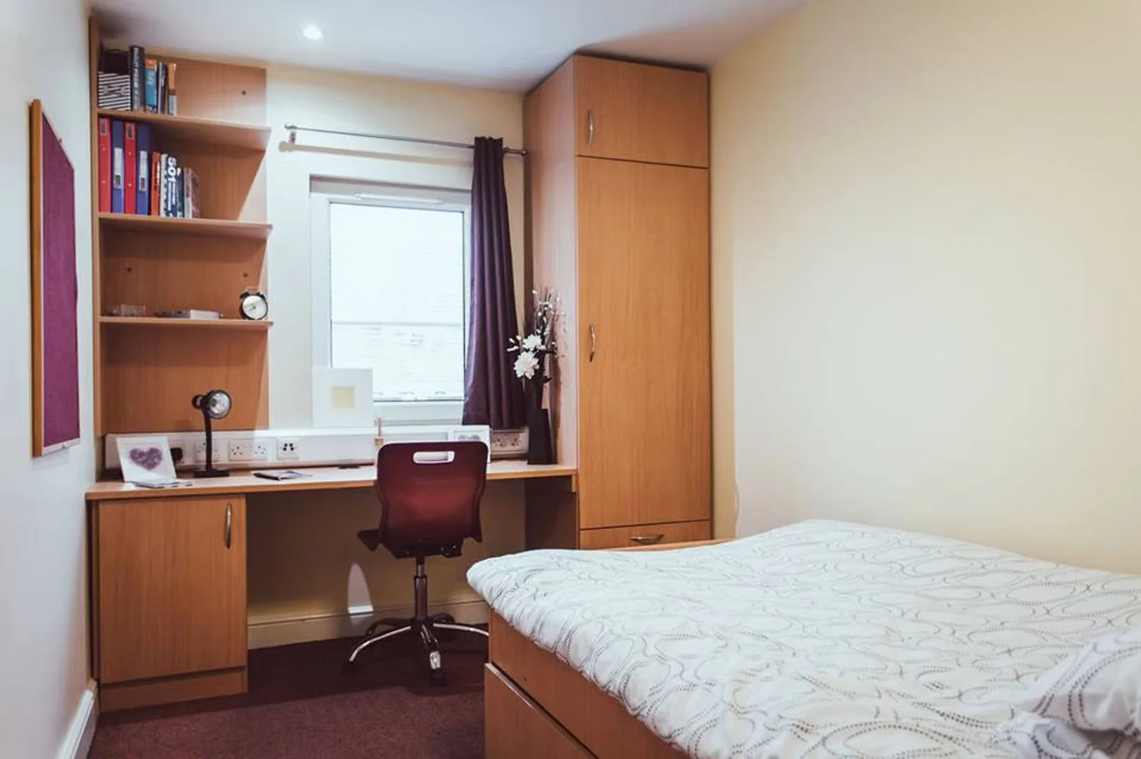 Funktionelles Studentenzimmer perfekt zum Studieren in 