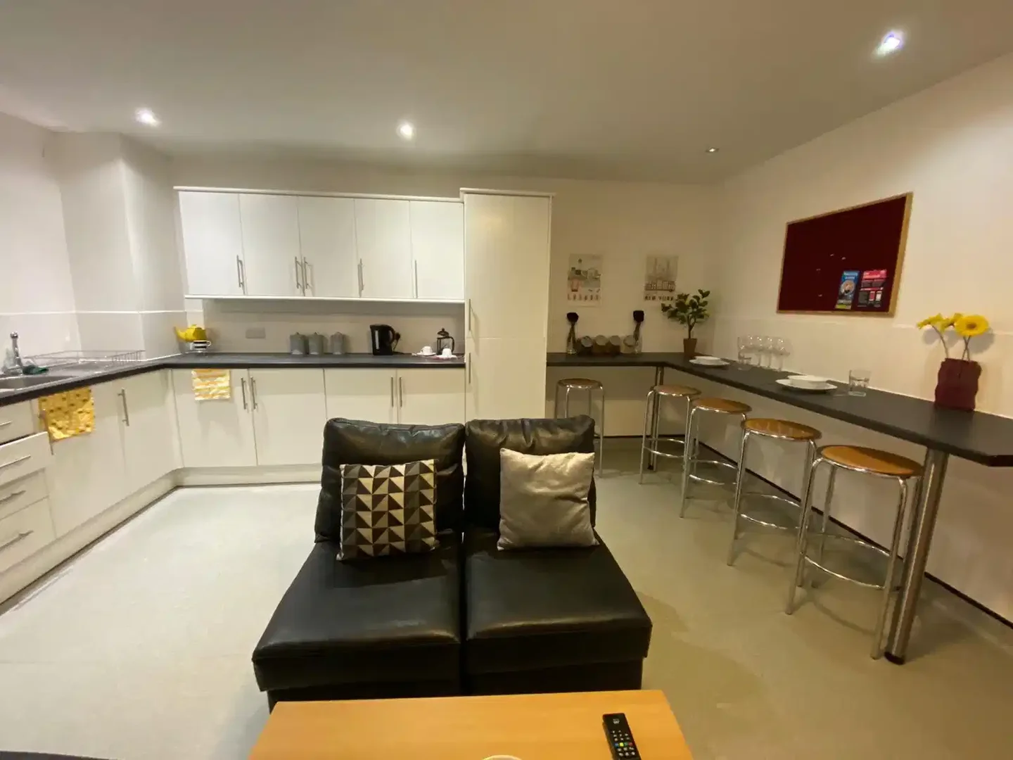 Quarto de estudante luminoso e arejado com acesso fácil à universidade em 