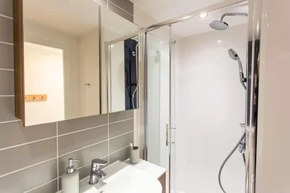 Habitación privada en Walnut Tree Close, imagen 2 de 44