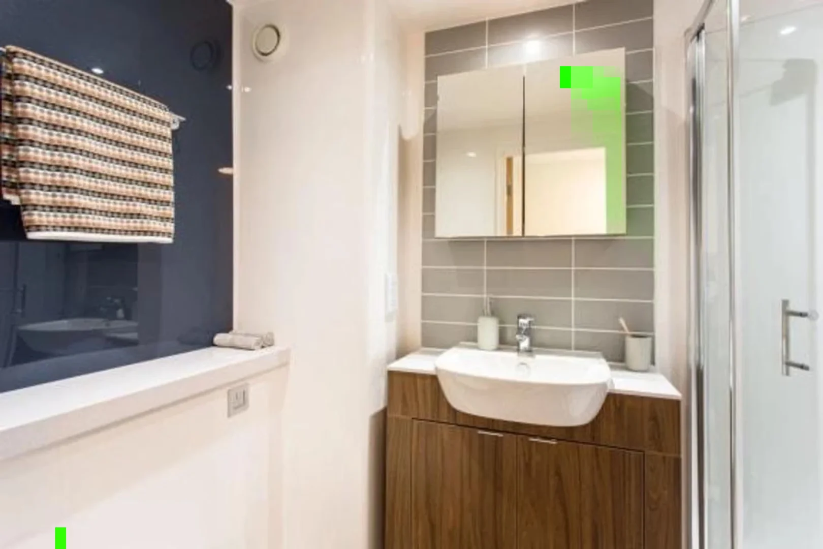 Quarto acessível para estudantes com iluminação ampla em 