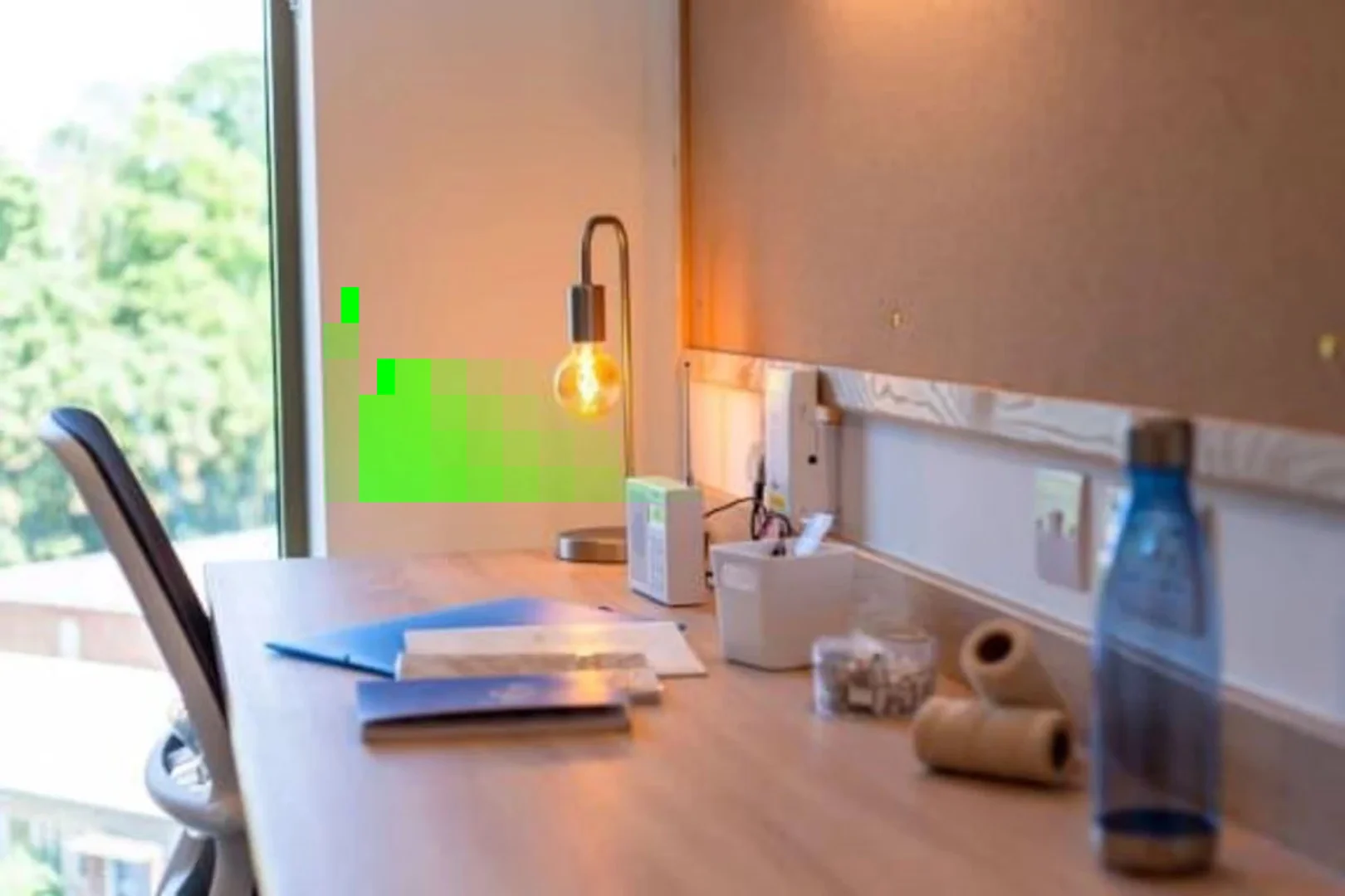Quarto acessível para estudantes com iluminação ampla em 