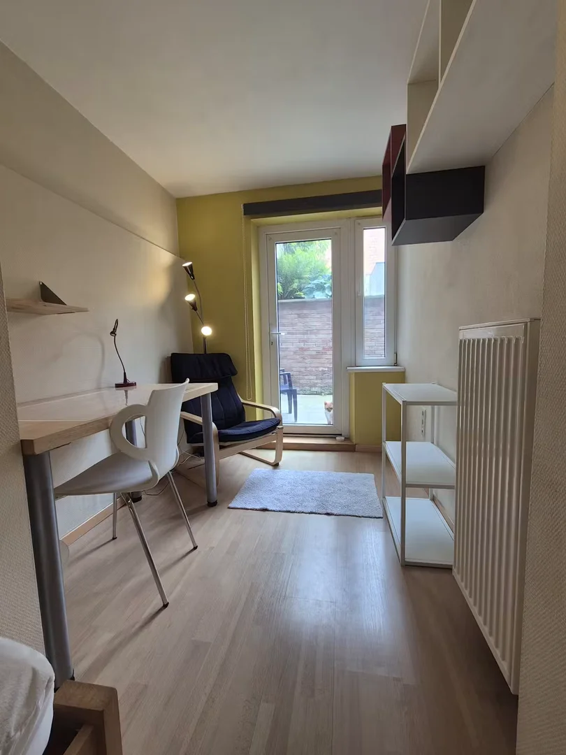 Quarto acessível para estudantes com iluminação ampla em