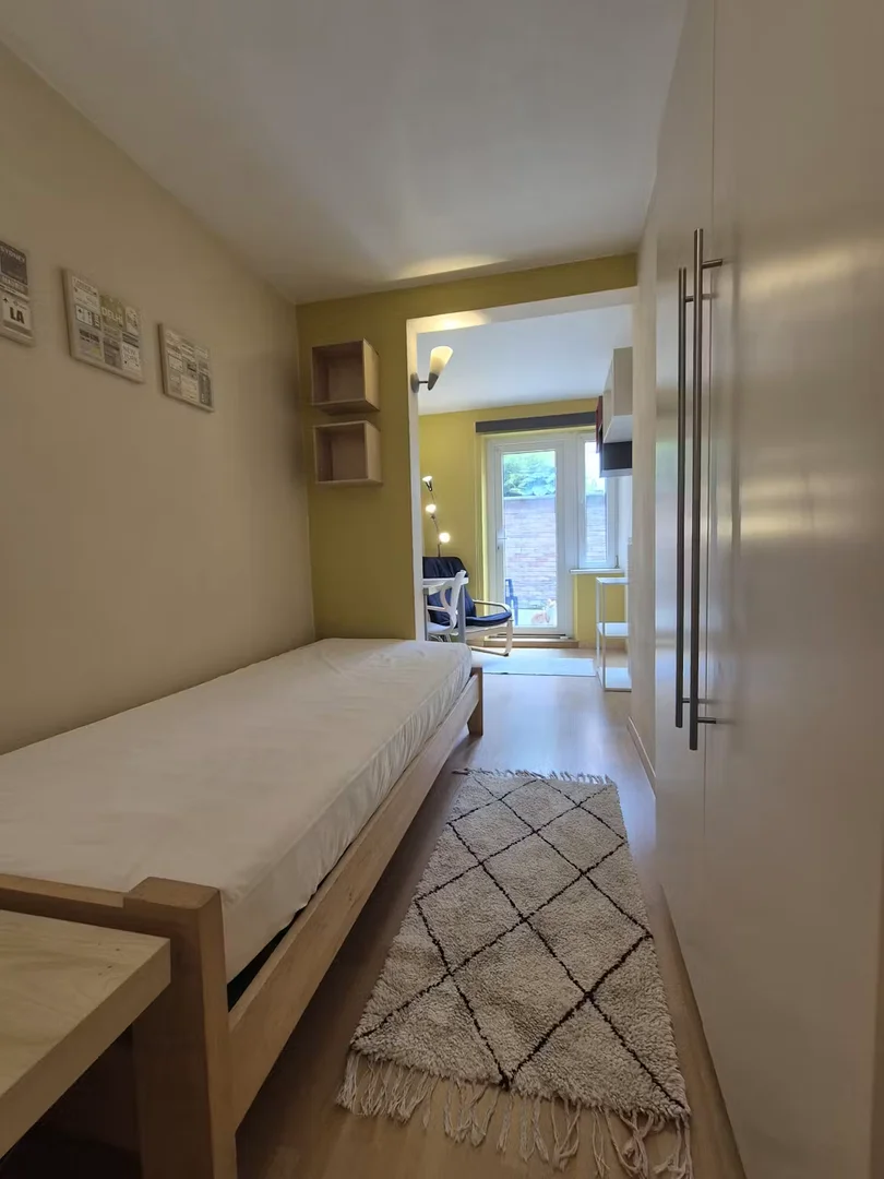 Quarto de estudante confortável e espaçoso em