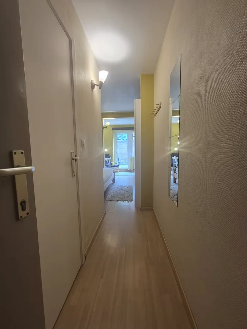Quarto acolhedor para estudantes disponível em