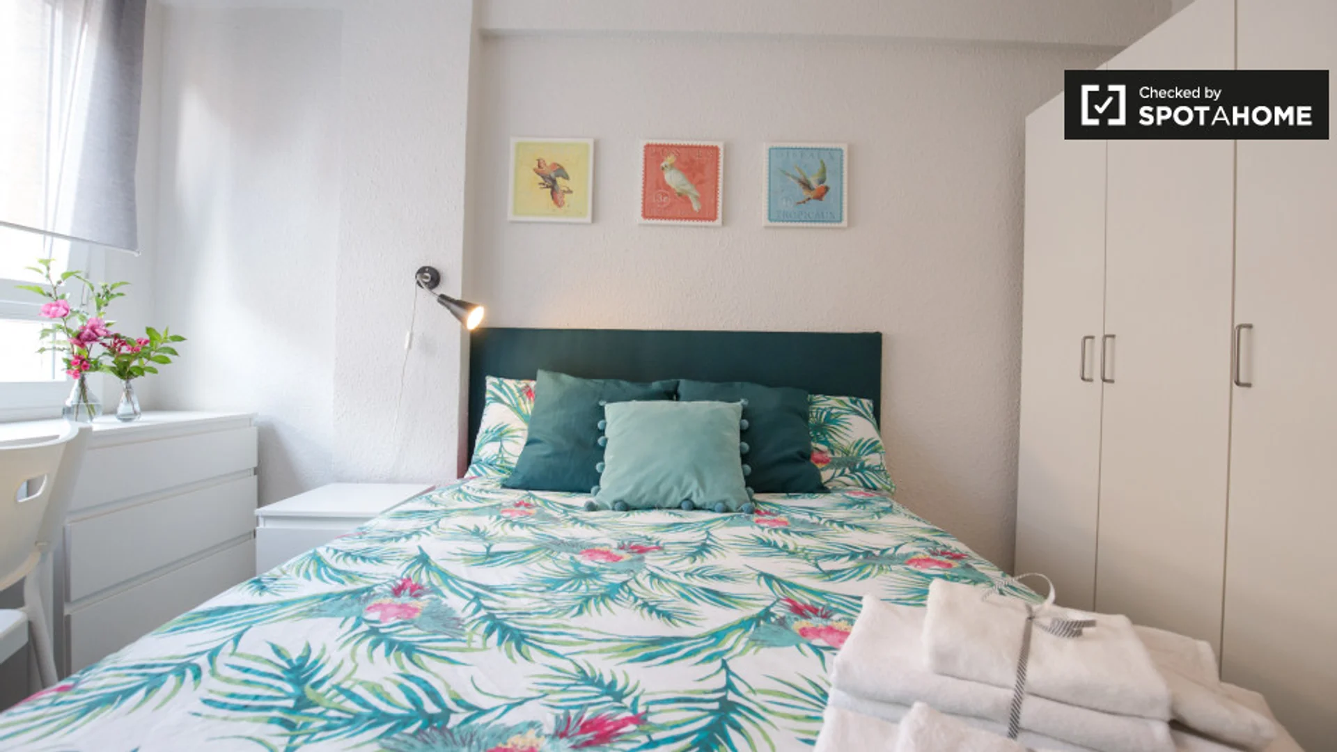 Quarto de estudante em  com área de estudo e instalações partilhadas