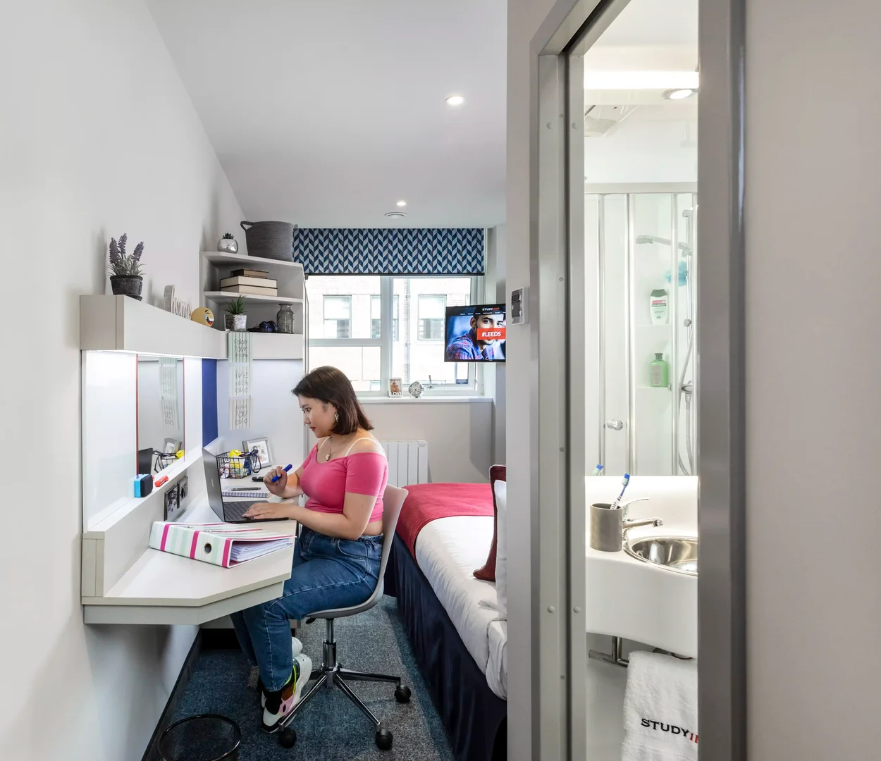 Comfortable and spacious student room in 