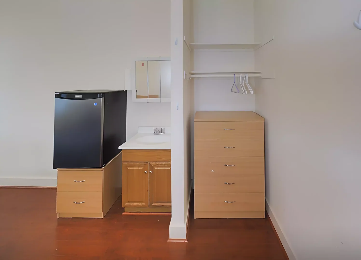 Habitación estudiantil luminosa y aireada con fácil acceso a la universidad en 