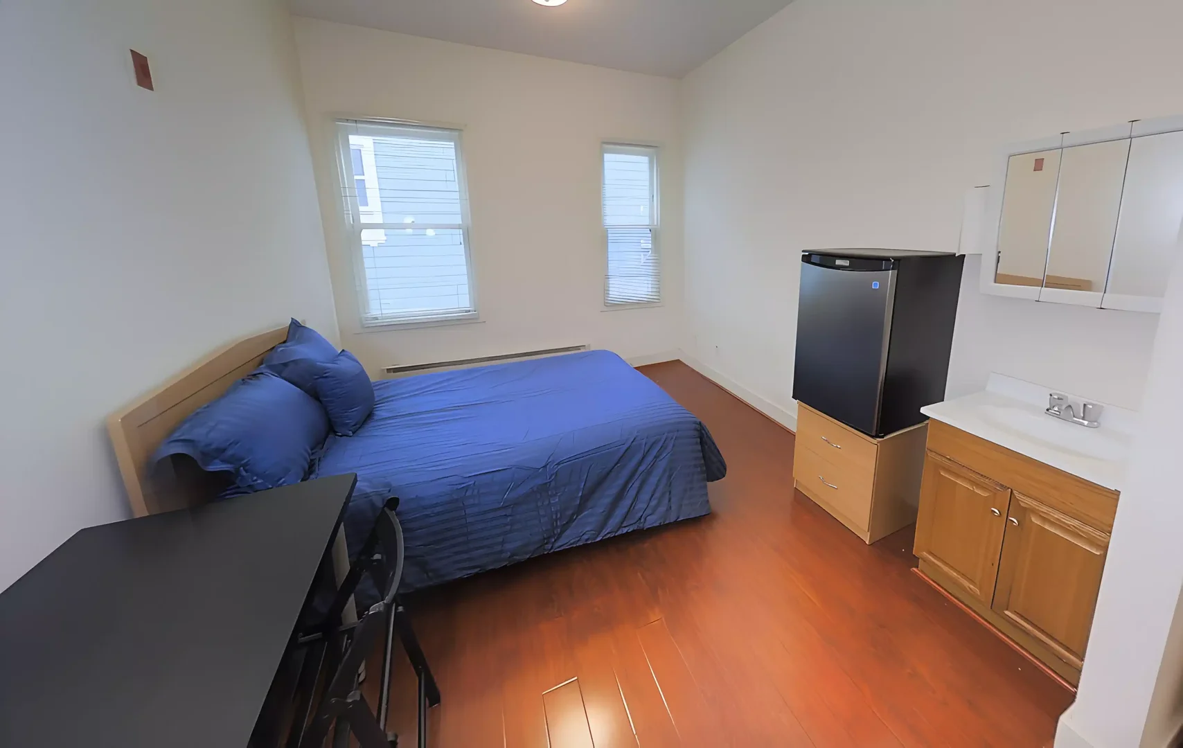 Habitación estudiantil luminosa y aireada con fácil acceso a la universidad en 