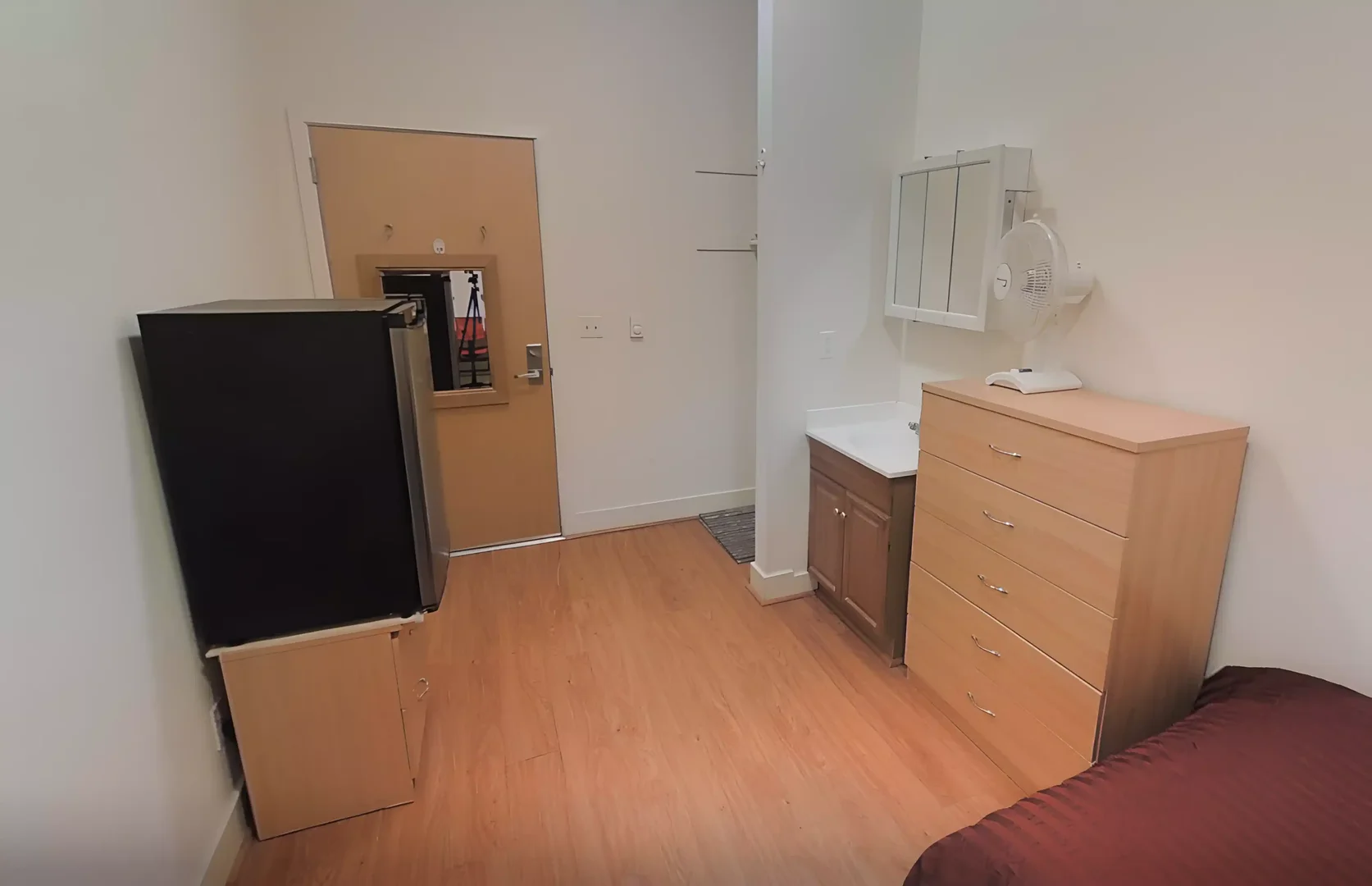 Quarto acessível para estudantes com iluminação ampla em 