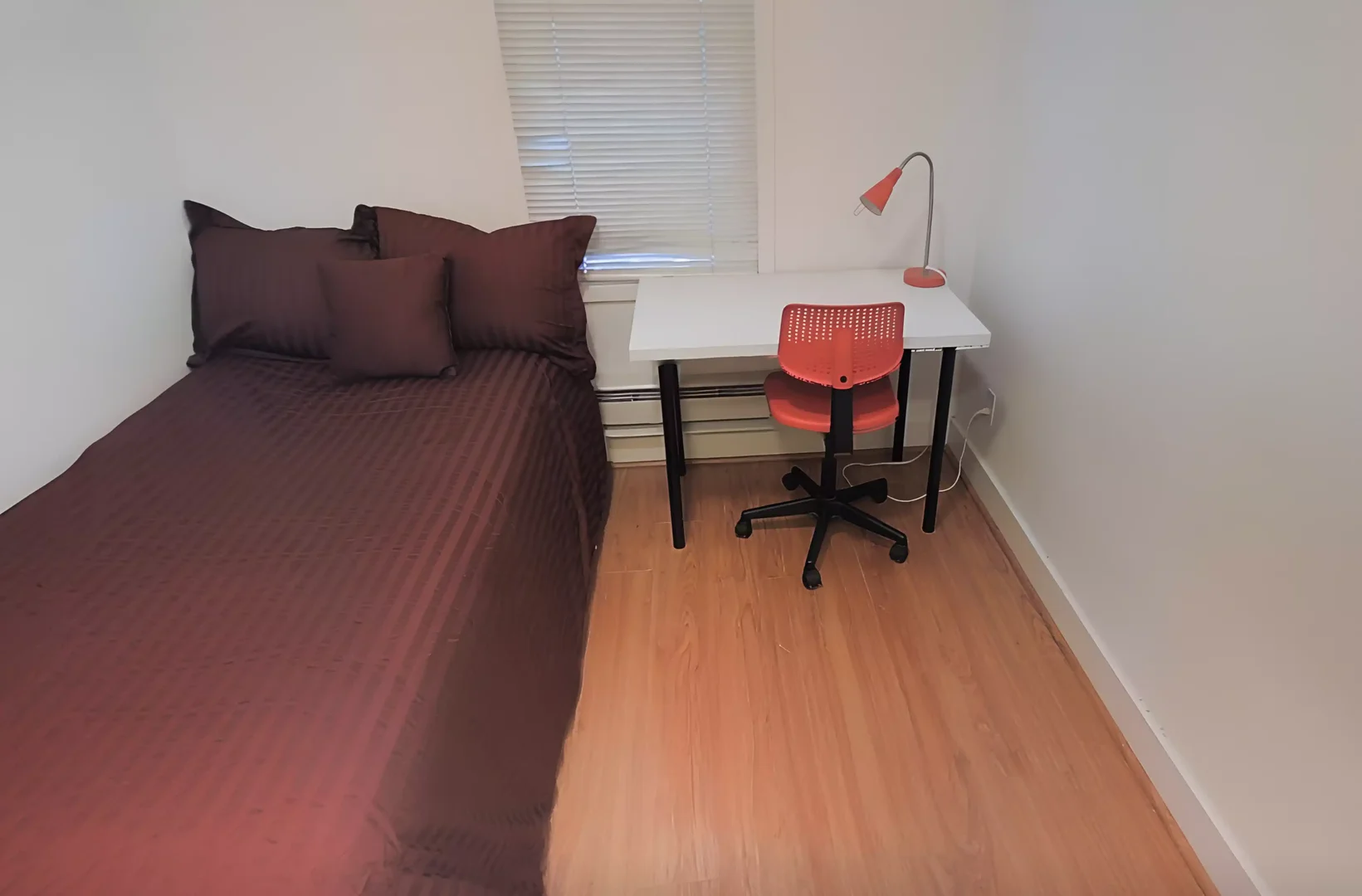 Quarto acessível para estudantes com iluminação ampla em 