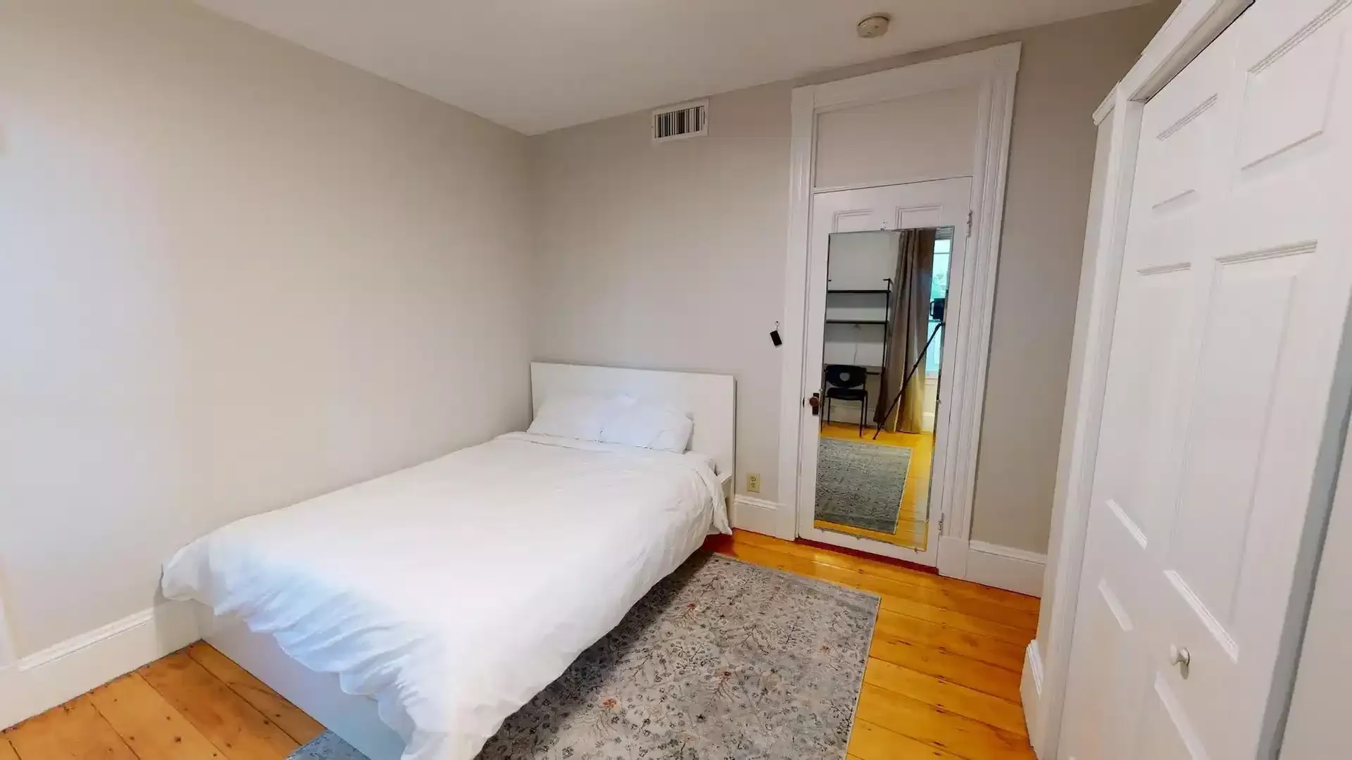 Cozy room for students available in 