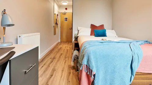 Private room at North End Road, image 1 of 10