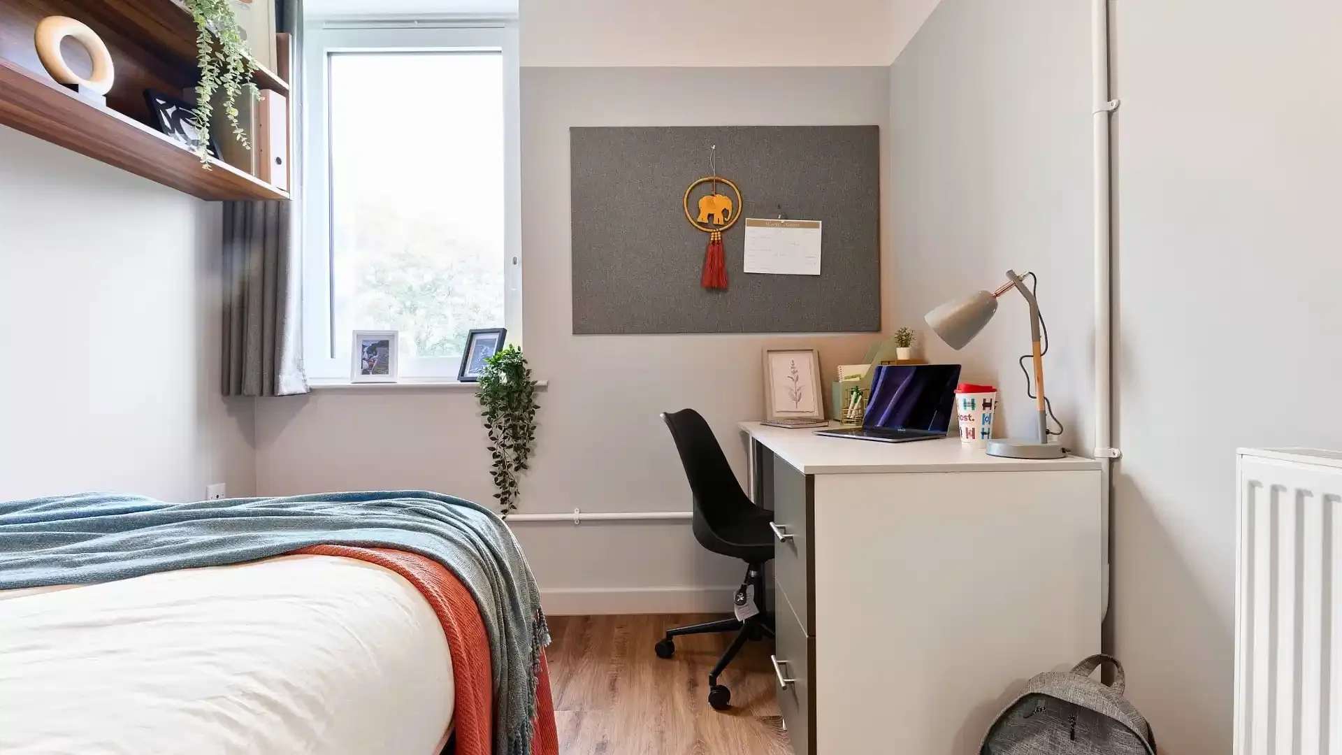 Bright and airy student room with easy university access in 