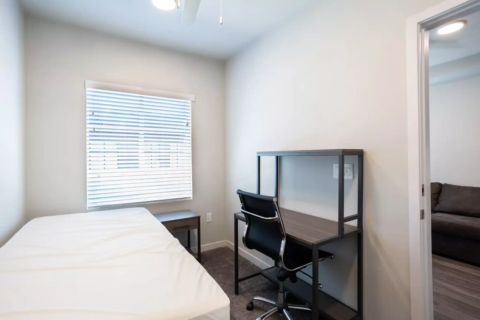 Habitación estudiantil funcional perfecta para estudiar en 