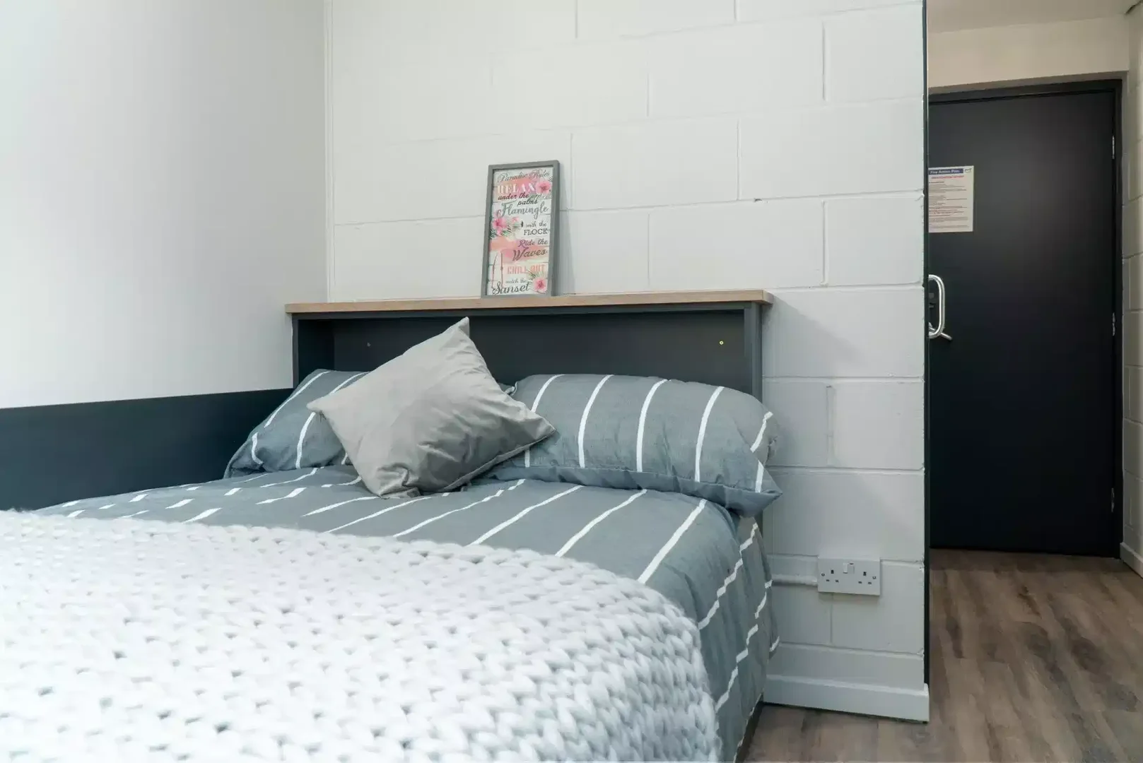 Chambre d'étudiant à  avec espace d'étude et installations communes