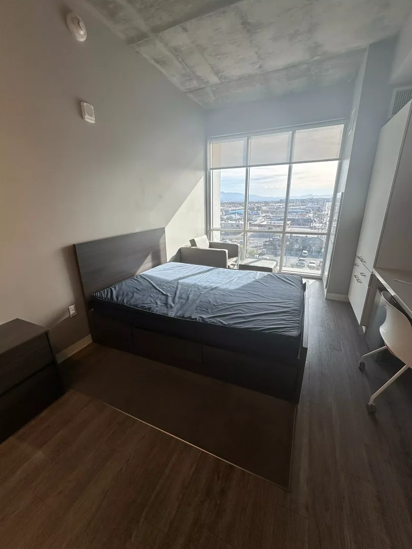 Bright and airy student room with easy university access in 