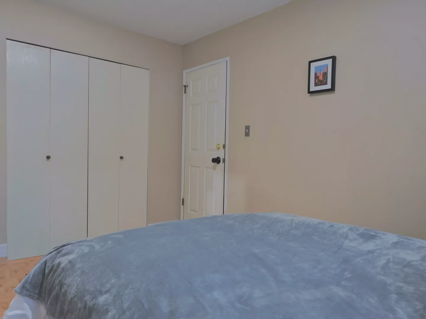 Quarto de estudante em  com área de estudo e instalações partilhadas