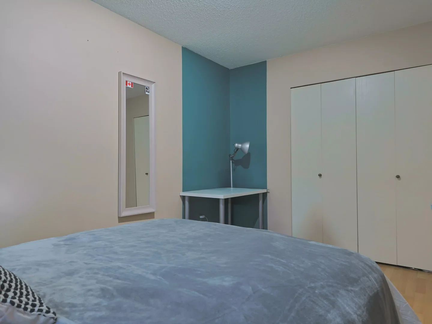 Quarto de estudante confortável e espaçoso em 