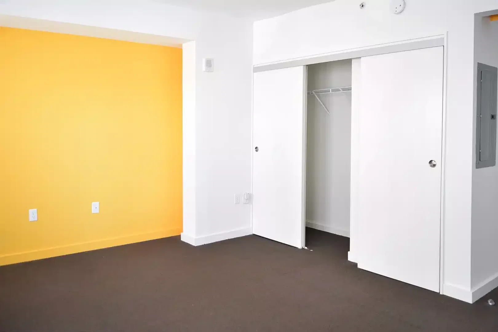 'de etkili düzene sahip minimalist öğrenci stüdyosu