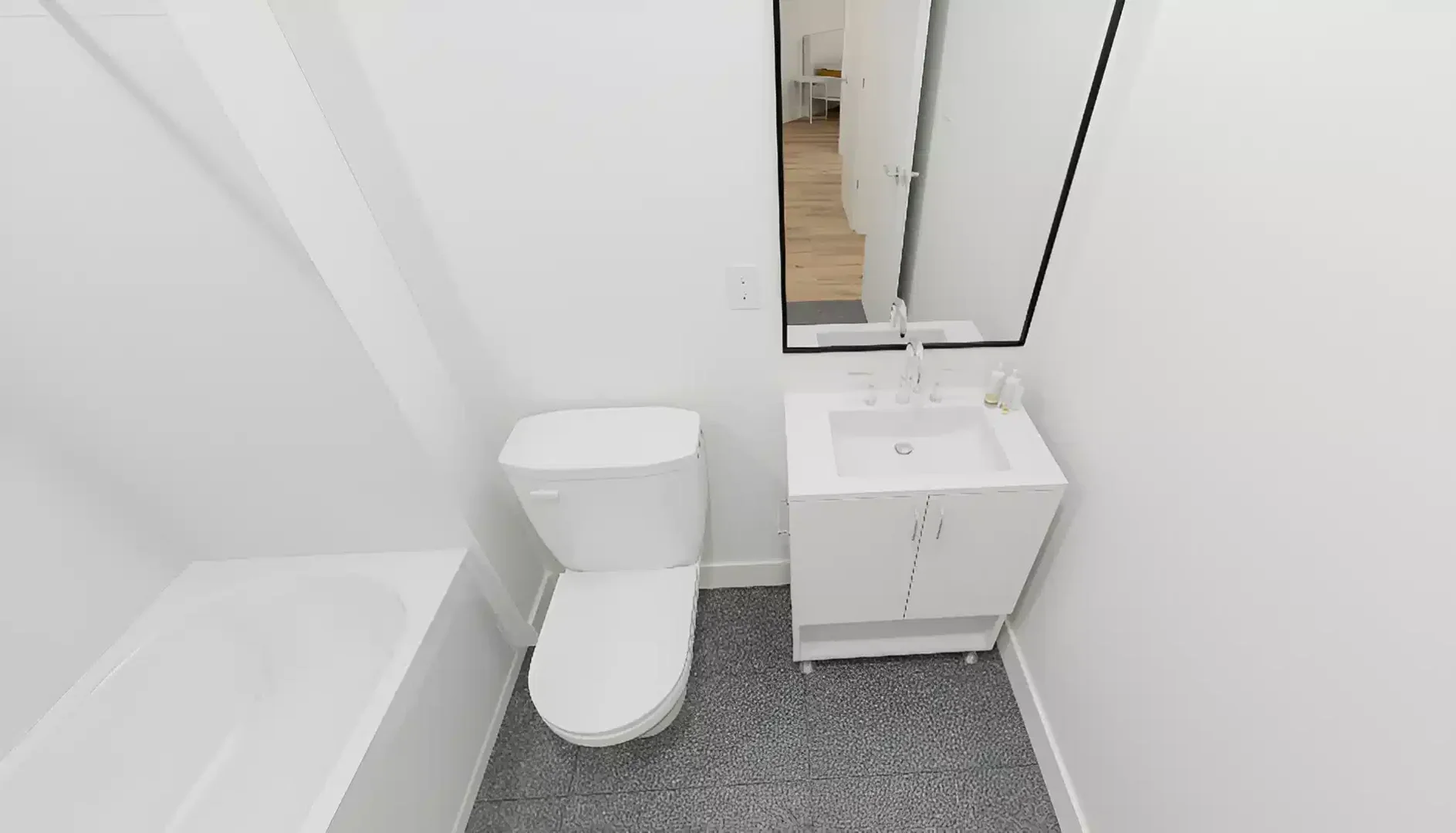 Quarto de estudante luminoso e arejado com acesso fácil à universidade em 
