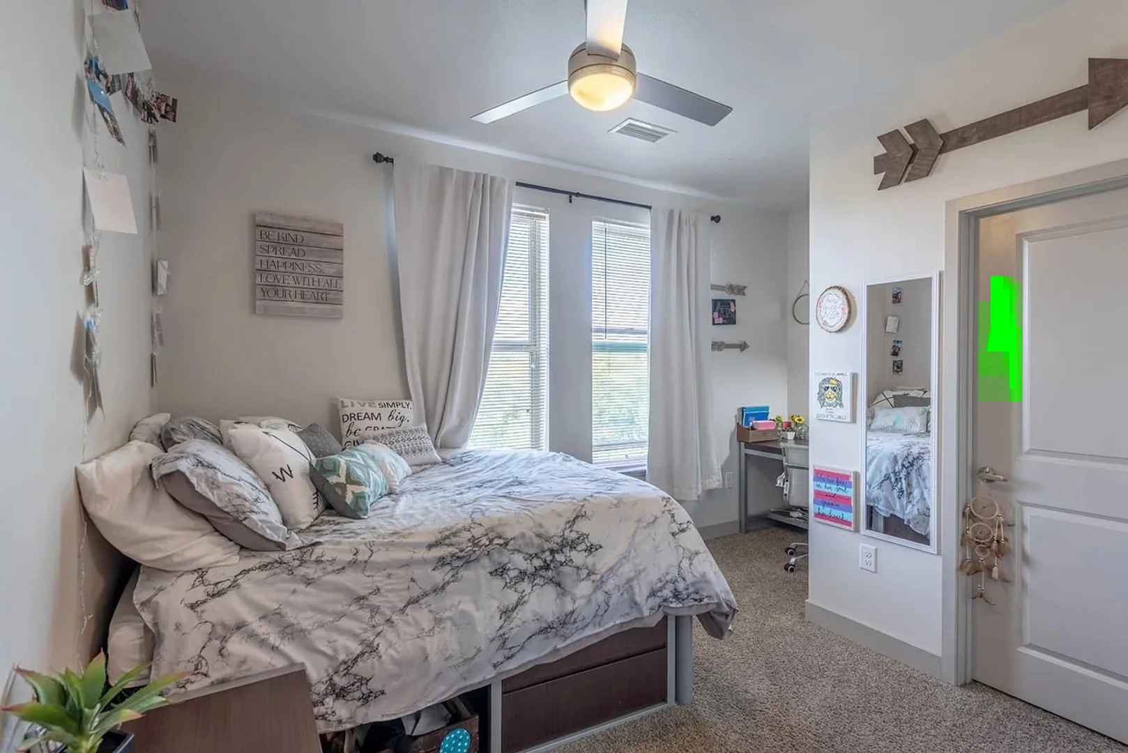 Habitación estudiantil luminosa y aireada con fácil acceso a la universidad en 